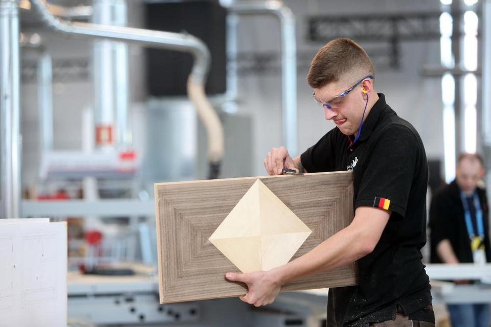 Johannes Bänsch überprüft seine Furnierarbeit. Bild: Anja Jungnickel/WorldSkills Germany